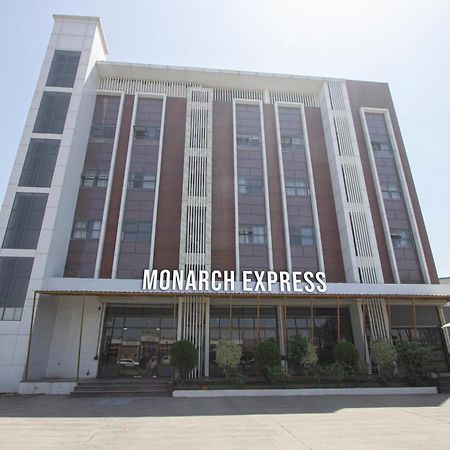 Готель Monarch Express Chakan Екстер'єр фото